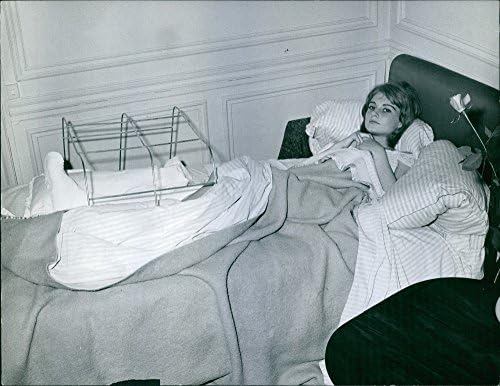 תצלום וינטג 'של מיג'אנו ברדו שוכב על מיטה. מיג'אנו ברדו עם רגליה השבורה. 1959